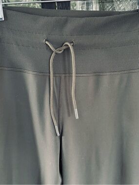 Vuori Daily Jogger Pants w/Drawstring EUC